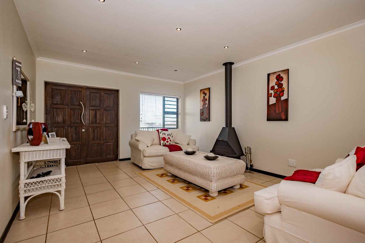 4 Bedroom House in Country Club - Photo 5