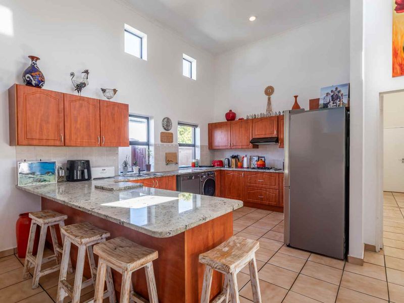 Drive, Chip, and Chill: Exclusive Cul-de-Sac Living on the Estate - Photo 10