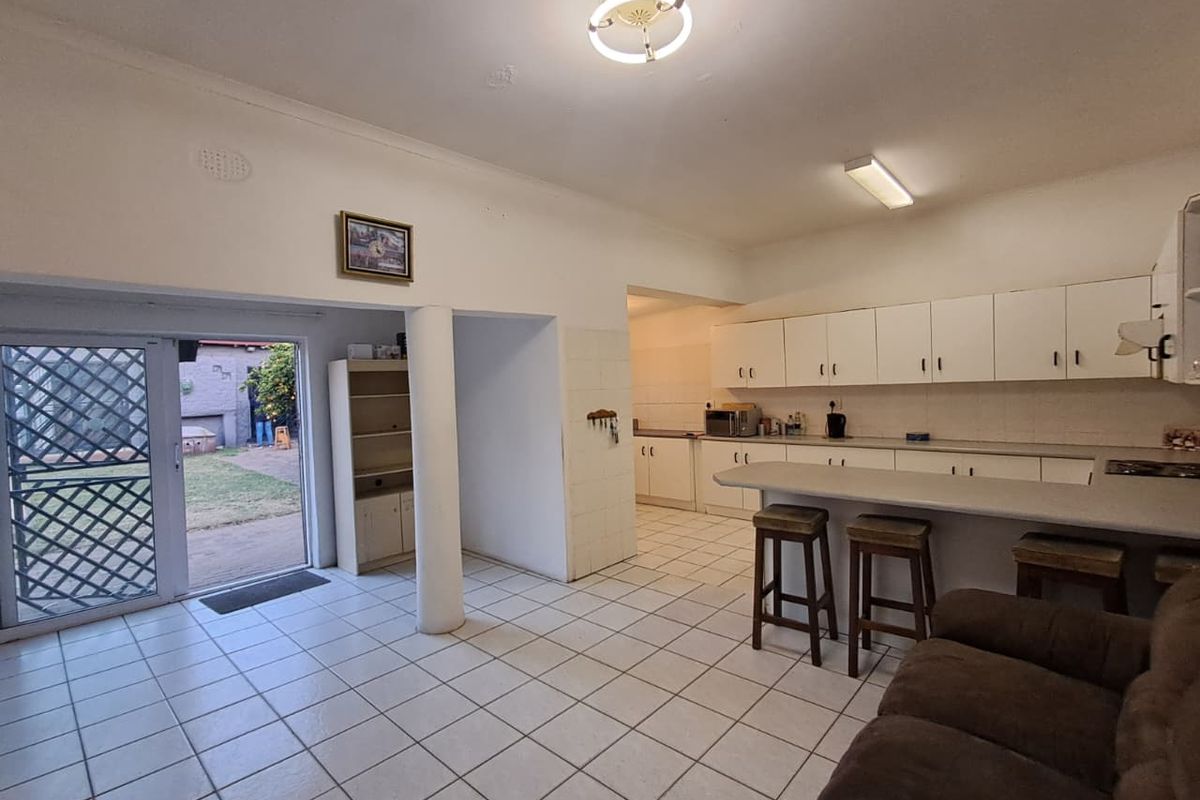 Entertain in Style: Lounge, Dining, TV Room + Pool! - Photo 3