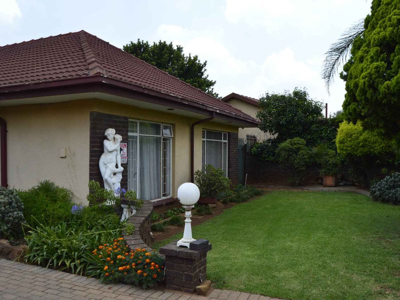 A Home That Tells Two Stories - Photo 4