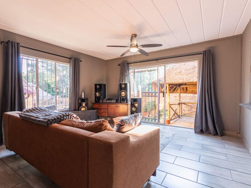 Newly listed 2 bed 1.5 bath duplex. Wilgeheuwel - Photo 5