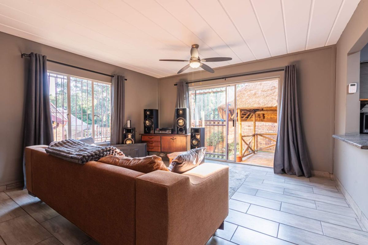 Newly listed 2 bed 1.5 bath duplex. Wilgeheuwel - Photo 5