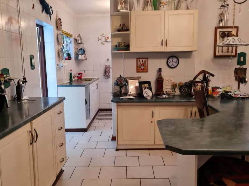 Perfect large family home situated in the heart of St Lucia. - Photo 5