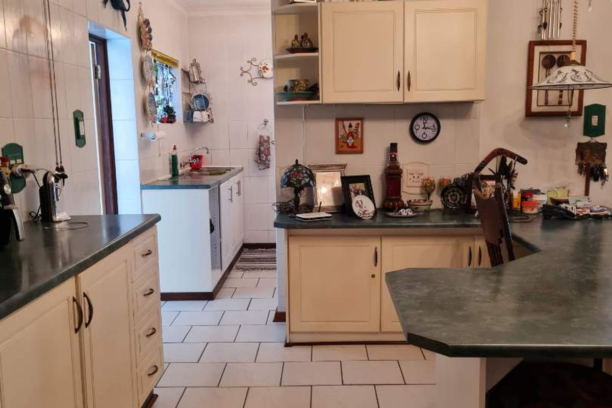 Perfect large family home situated in the heart of St Lucia. - Photo 5