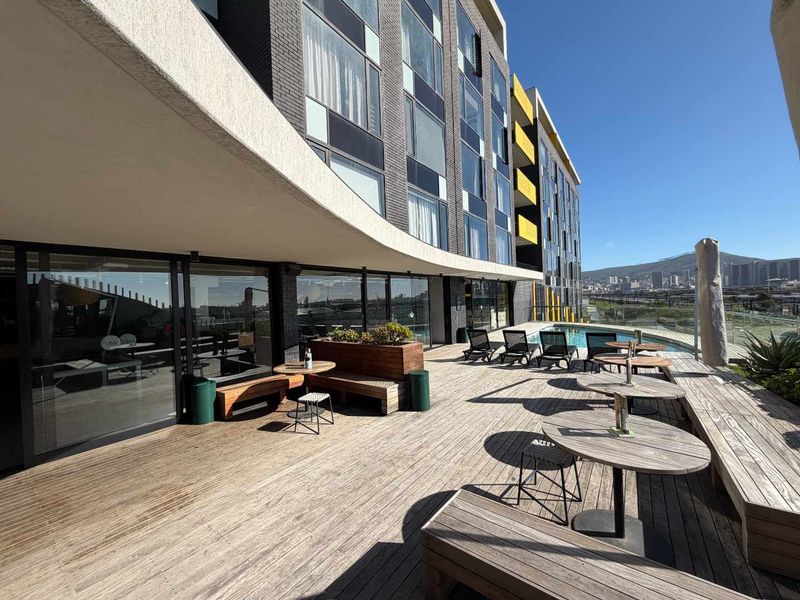 Modern Airbnb-Ready 1-Bedroom Apartment in an Upmarket 24/7 Concierge Building - Photo 2