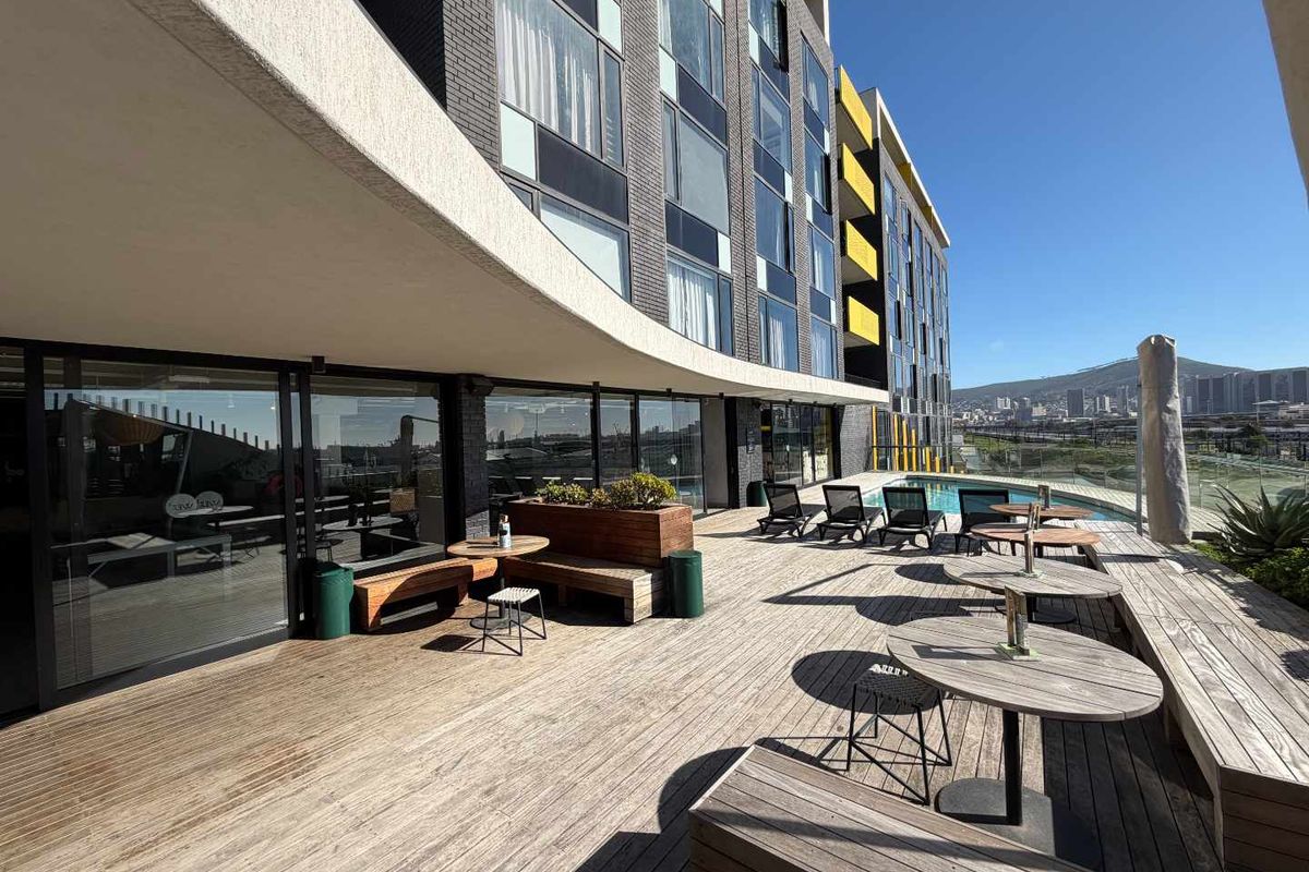 Modern Airbnb-Ready 1-Bedroom Apartment in an Upmarket 24/7 Concierge Building - Photo 2