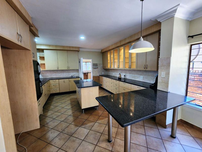 Space for the Whole Family: Prime Magalieskruin Property with Separate 2-Bed Flat - Photo 2