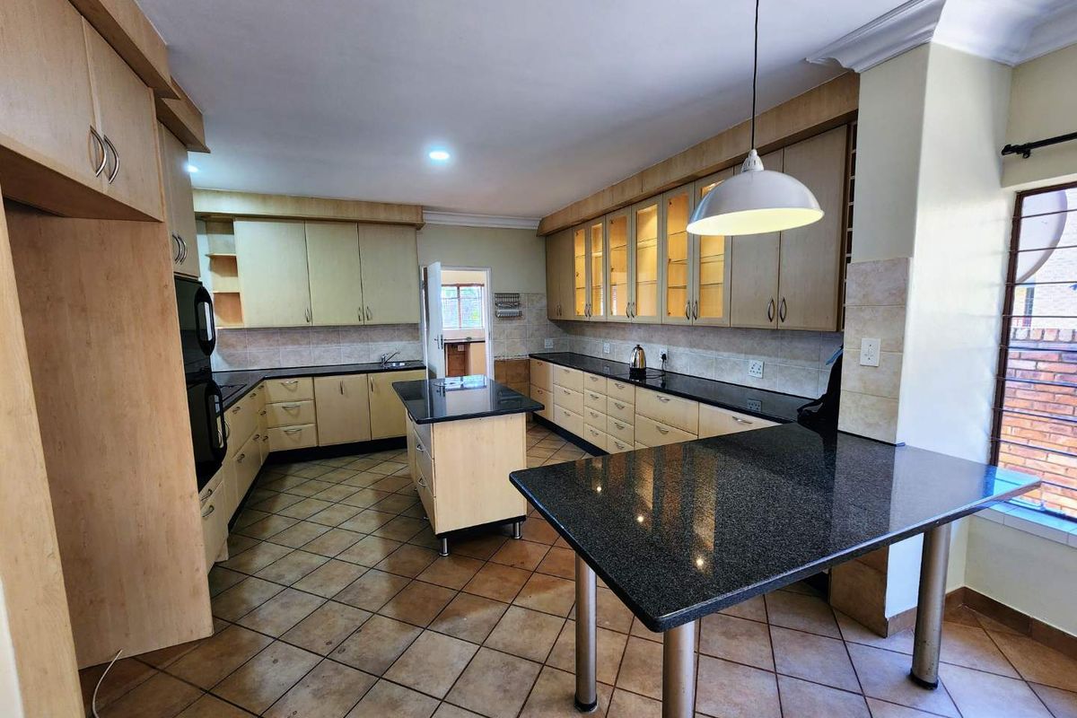 Space for the Whole Family: Prime Magalieskruin Property with Separate 2-Bed Flat - Photo 2