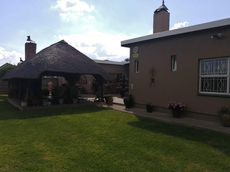 Spacious, well maintained home - Photo 6