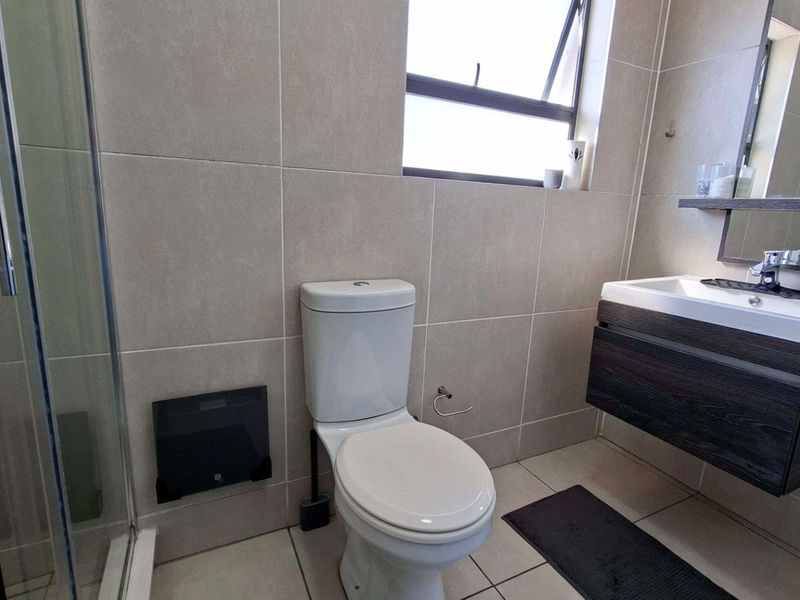 Lovely 1 bedroom, 1 bathroom, top floor apartment for sale in Petervale - Photo 10