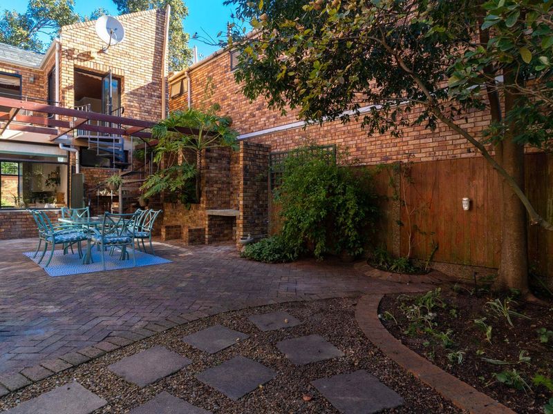 4-Bedroom Family Home in Sought-After School Neighbourhood - Photo 2