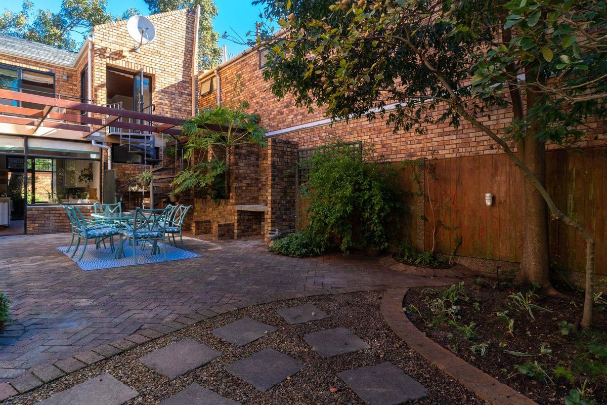 4-Bedroom Family Home in Sought-After School Neighbourhood - Photo 2