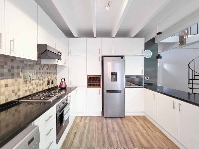 Two bedroom house to let in Buitenkant Street, Gardens. - Photo 9