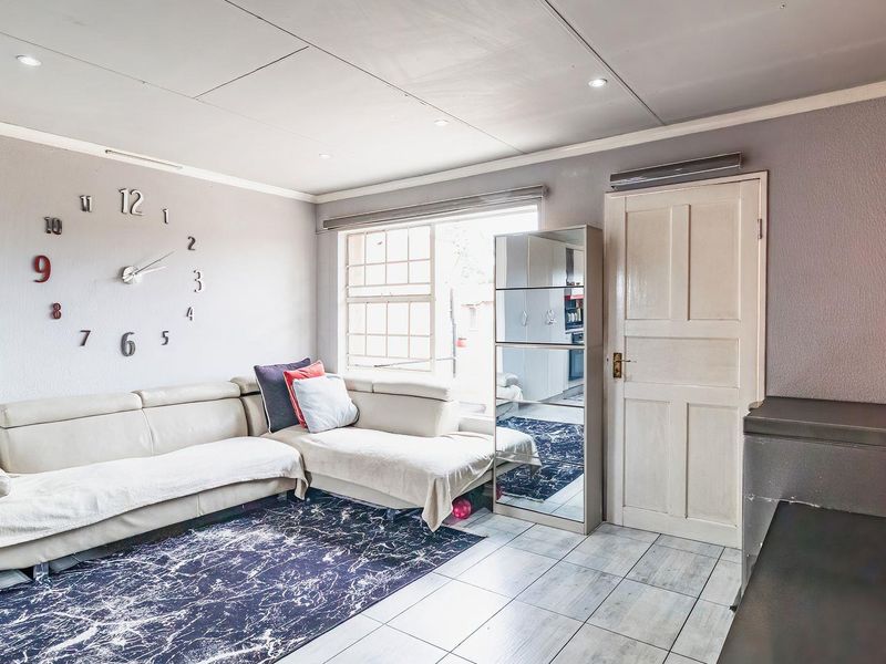 First Floor 2-Bedroom with a Balcony & Carport! - Photo 3