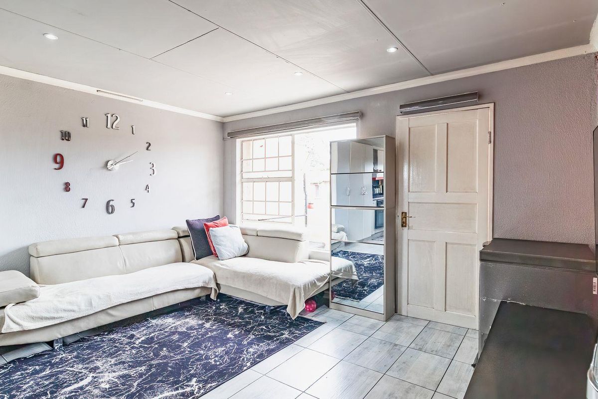 First Floor 2-Bedroom with a Balcony & Carport! - Photo 3