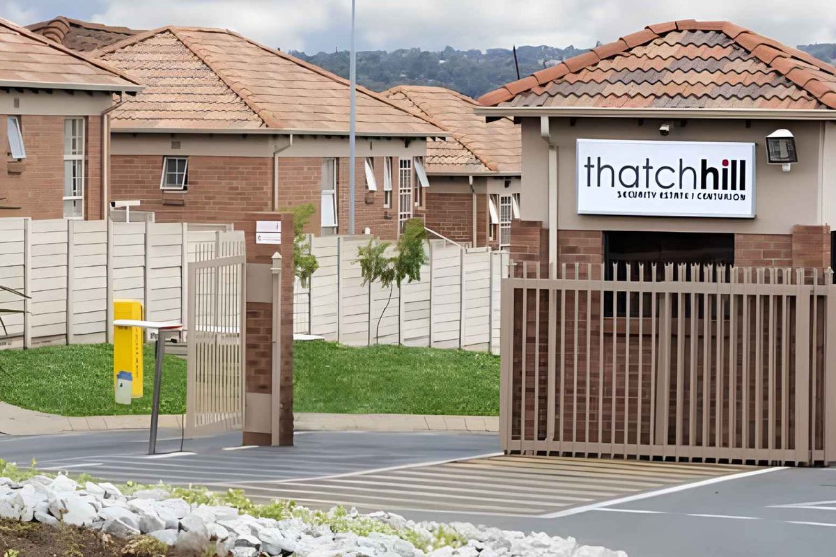 "Secure Estate Living: 3-Bed, Ready to Move In!" - Photo 2