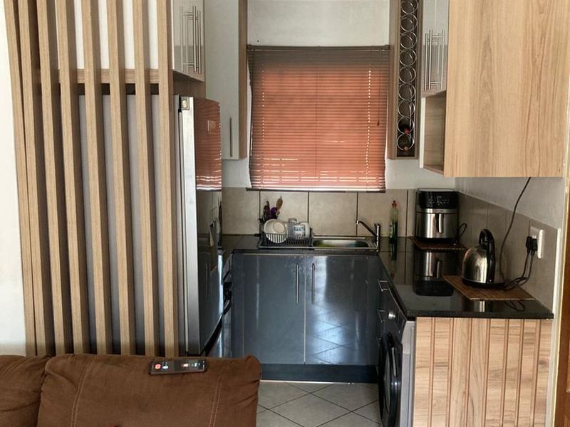 THREE BEDROOM TOWNHOUSE FOR SALE IN DAWN PARK - Photo 2