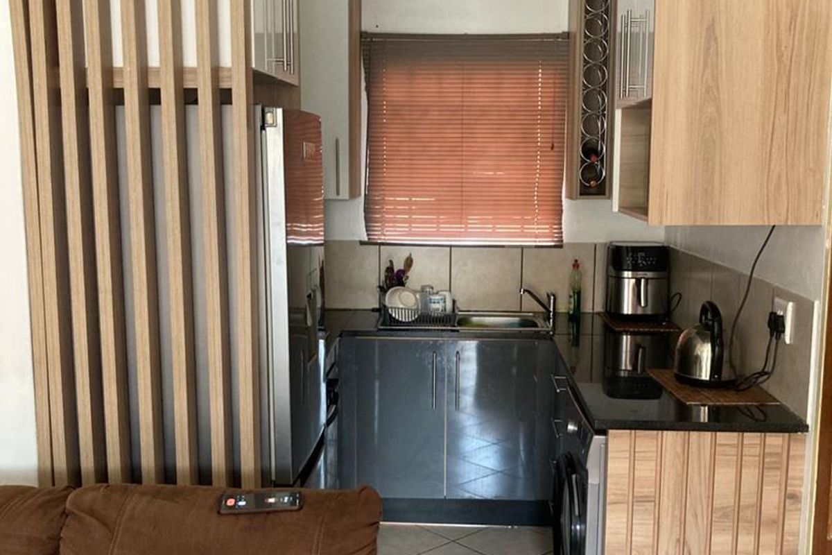 THREE BEDROOM TOWNHOUSE FOR SALE IN DAWN PARK - Photo 2