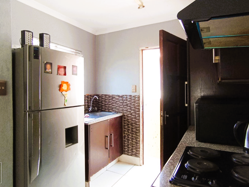 Charming 2-Bedroom Home – Ideal for First-Time Buyers or Investors - Photo 2