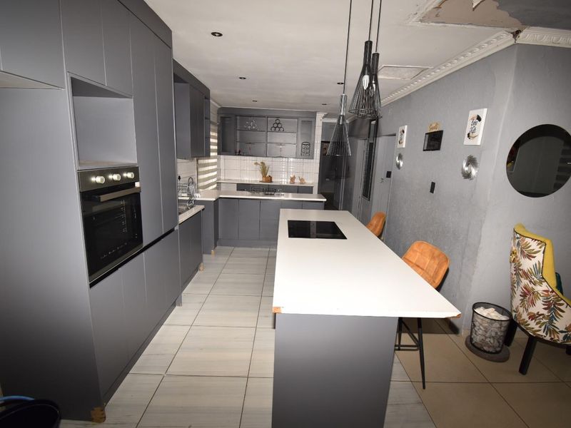 Charming 3-Bedroom Home with Flatlet in Crystal Park - Photo 4