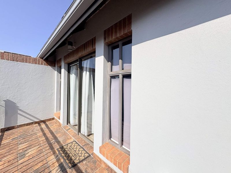 Ultra Spacious Townhouse in Heritage Hill - Photo 7
