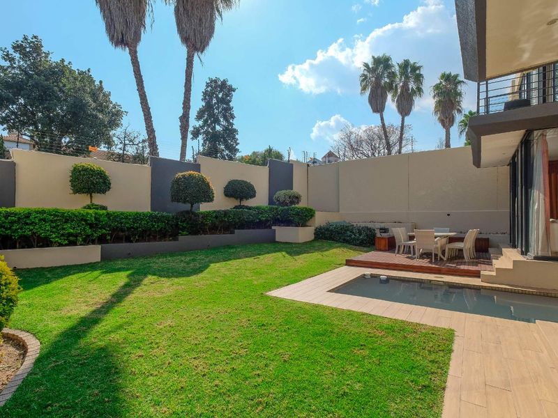 Upmarket Double Storey 3 Bedroom, 2.5 Bath Townhouse with its own splash pool - Photo 4