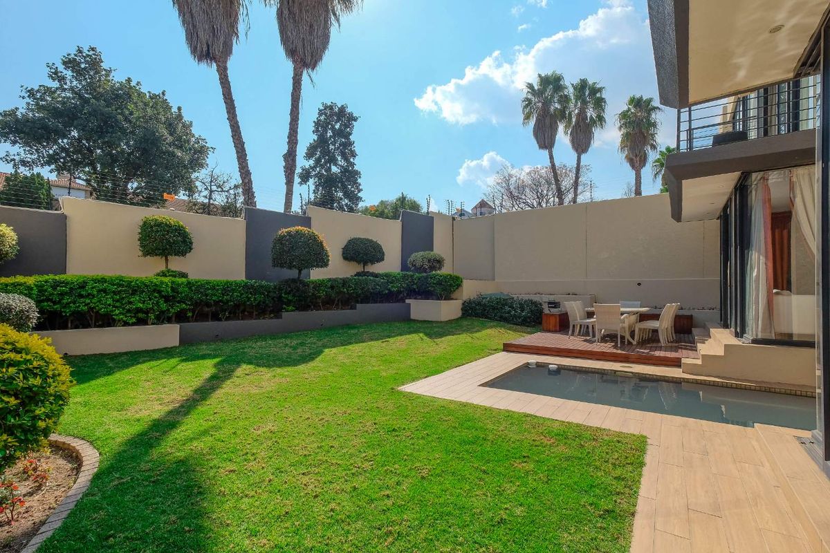 Upmarket Double Storey 3 Bedroom, 2.5 Bath Townhouse with its own splash pool - Photo 4