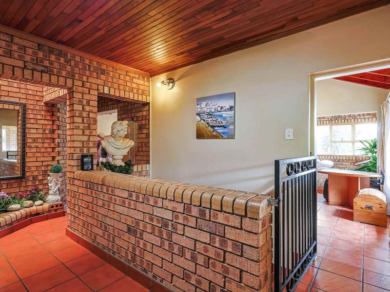 **Exquisite Scale & Panoramic Views: A Masterpiece in Moreleta Park** - Photo 10