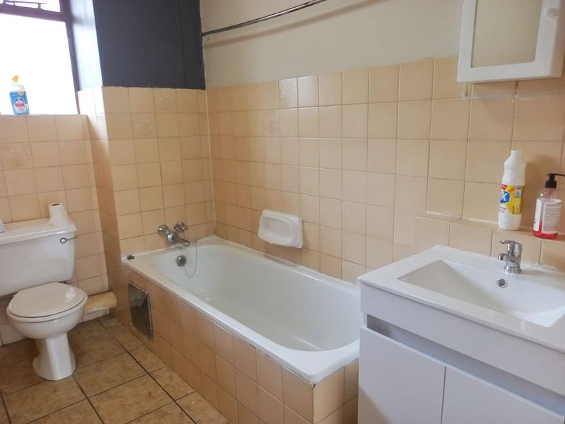 **Spacious 2 Bedroom Apartment for Rent** - Photo 10