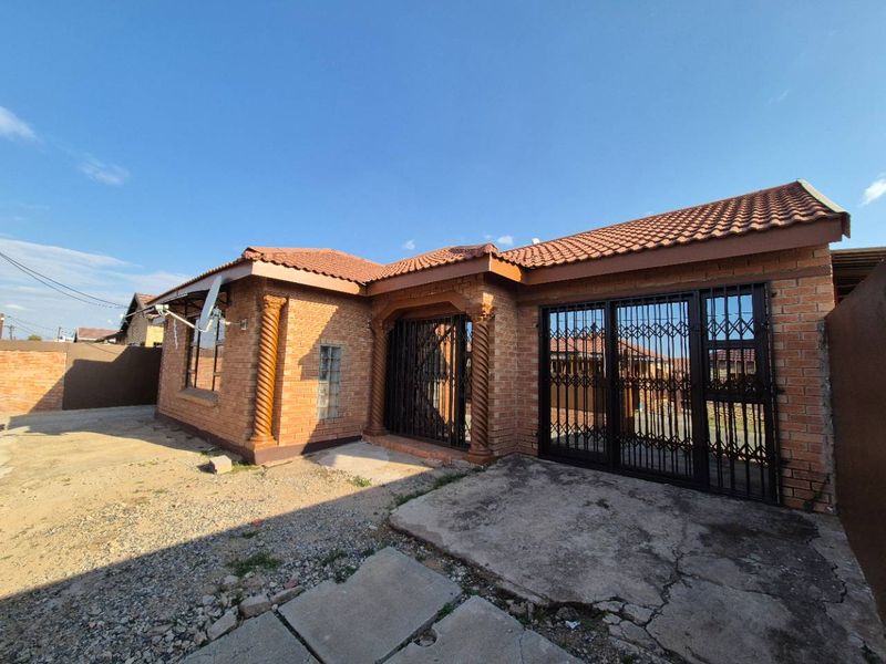 PERFECT FAMILY HOME - Photo 6