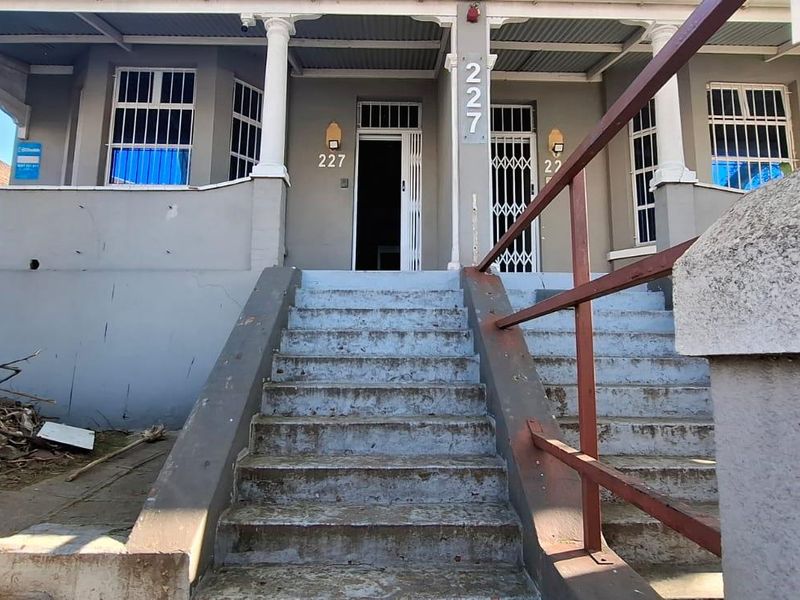 House With Business Configuration!! - Photo 1