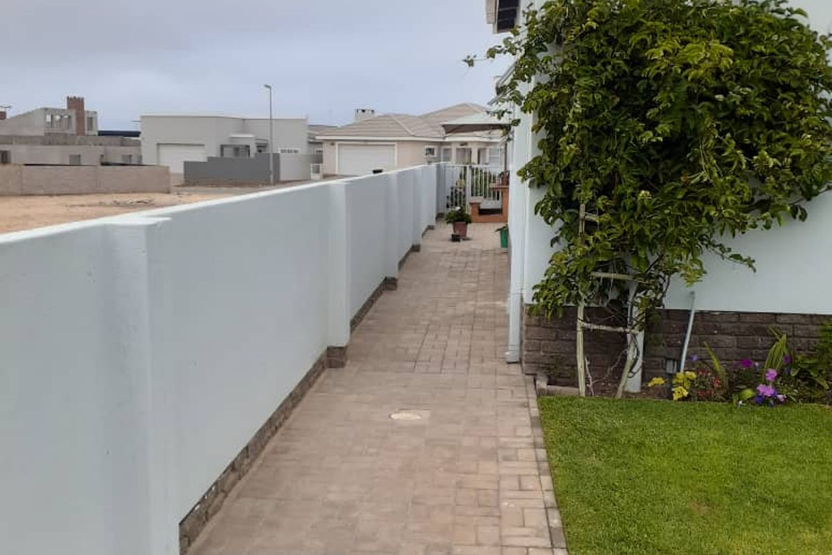 MODERN WELL-MAINTAINED HOUSE WITH FLAT FOR SALE IN HENTIES BAY - NAMIBIA - Photo 4