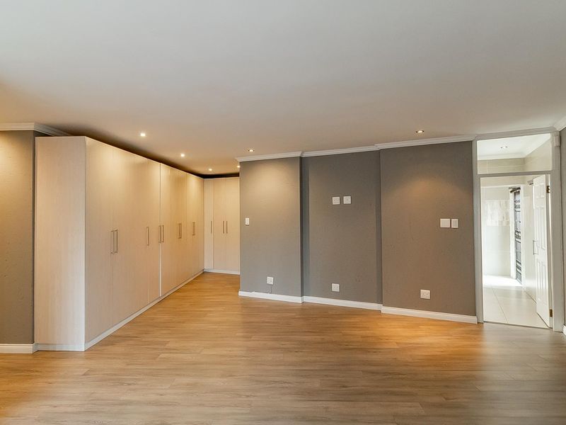 Elegant Eight-Bedroom Masterpiece in Sought-After Bryanston East - Photo 10