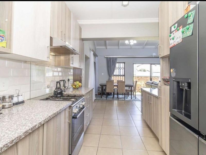 Modern 4-Bedroom Townhouse To Rent in Prime Midrand - Photo 7