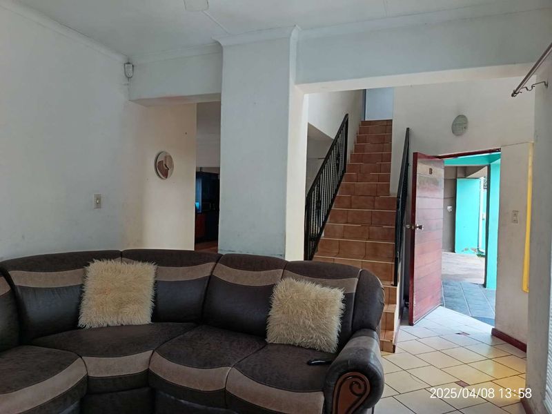 **Charming Multi-Level Home on the Border of Newlands and Sophiatown** - Photo 6