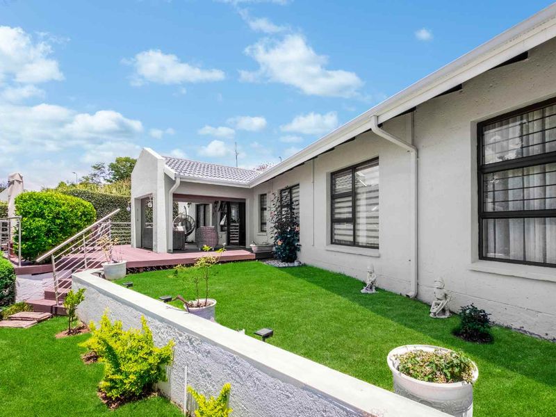 A MODERN MASTERPIECE TUCKED AWAY IN A CUL-DE-SAC INSIDE LOVELY SOMERSET GARDENS - Photo 2