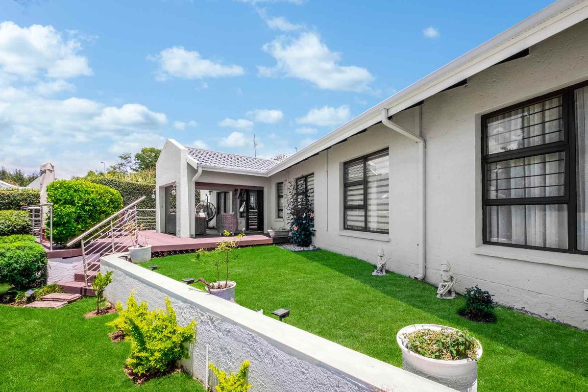 A MODERN MASTERPIECE TUCKED AWAY IN A CUL-DE-SAC INSIDE LOVELY SOMERSET GARDENS - Photo 2