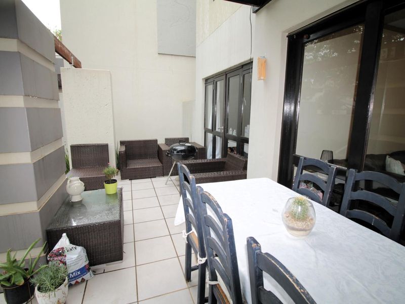 Charming 2 Bedroom Garden Apartment in Secure Estate - Photo 2