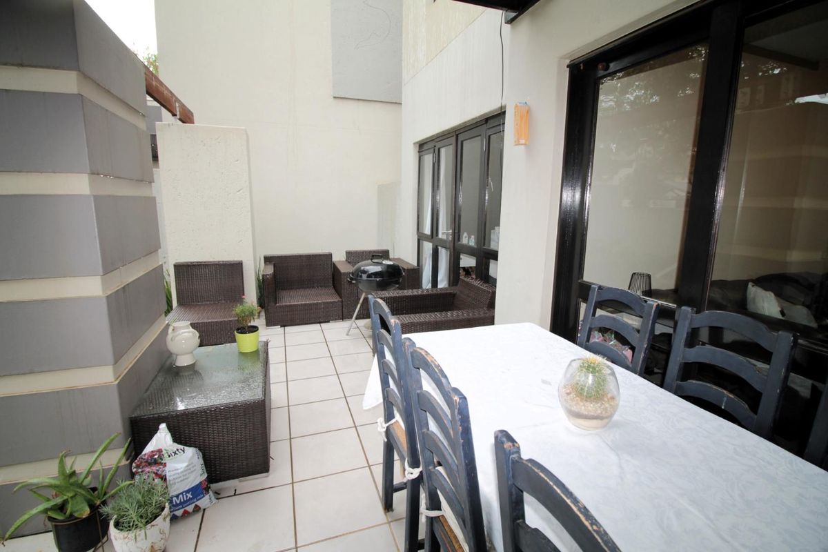 Charming 2 Bedroom Garden Apartment in Secure Estate - Photo 2