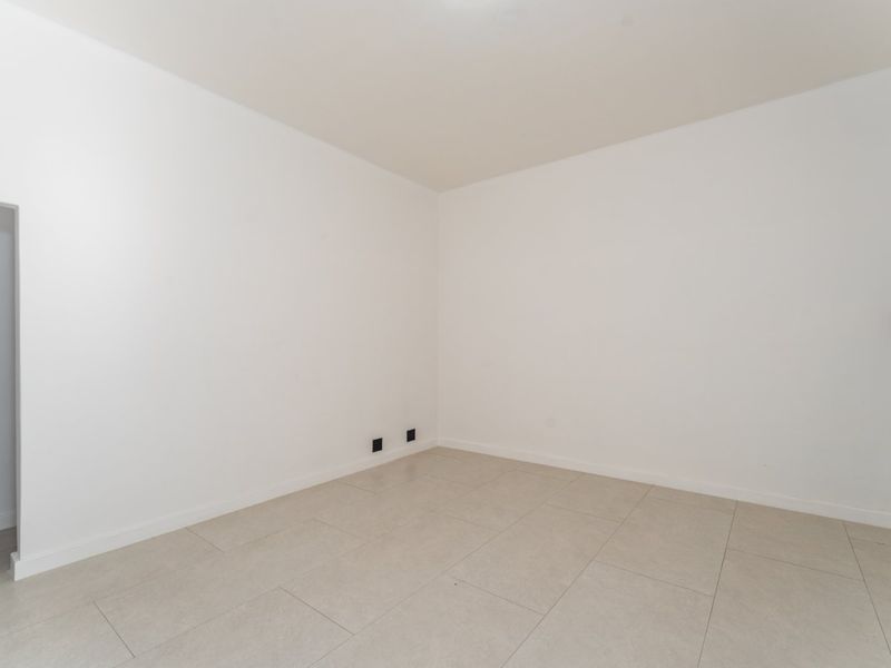 Stylish Renovated 2-Bedroom - Photo 5