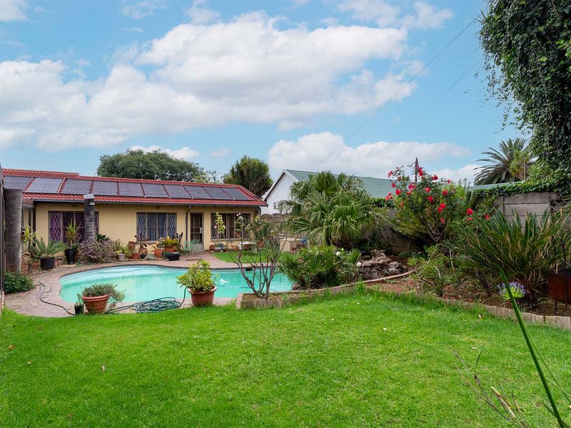 Spacious 6 Bedroom Family Home in a Secure and Sought-After Enclosure in Van Riebeeck Park - Photo 2