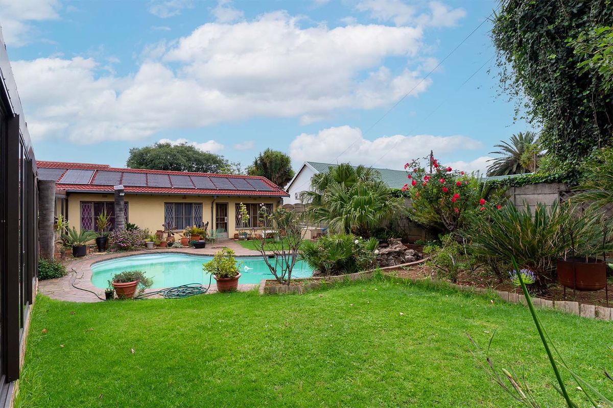 Spacious 6 Bedroom Family Home in a Secure and Sought-After Enclosure in Van Riebeeck Park - Photo 2