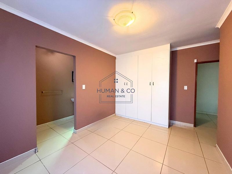 Modern 4-bedroom Home near town center - Photo 9