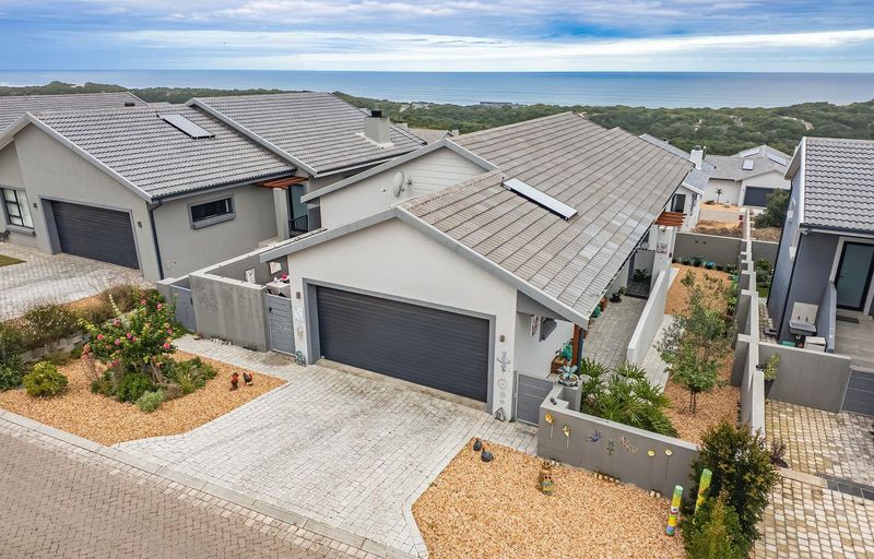Cozy family home with endless sea views