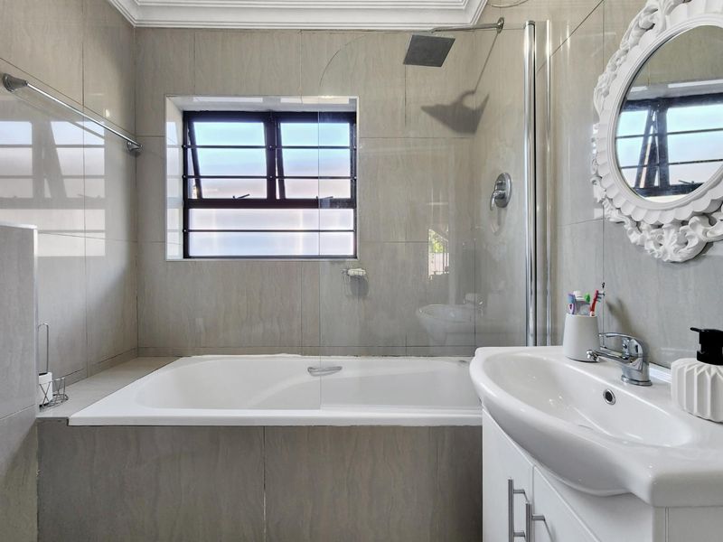 Spacious Family Home with Potential in Rondebosch East - Photo 8