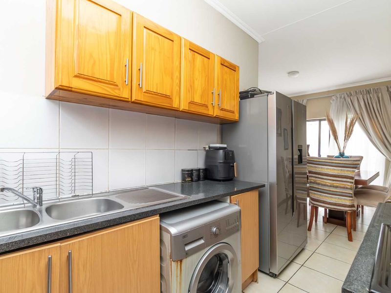 Modern Estate Living with Comfort, Style and Security - Photo 7