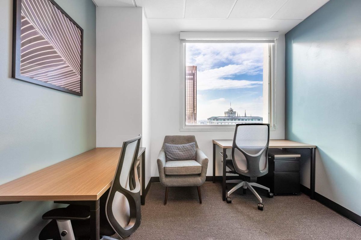 Access professional office space in Regus Club Place - Photo 2
