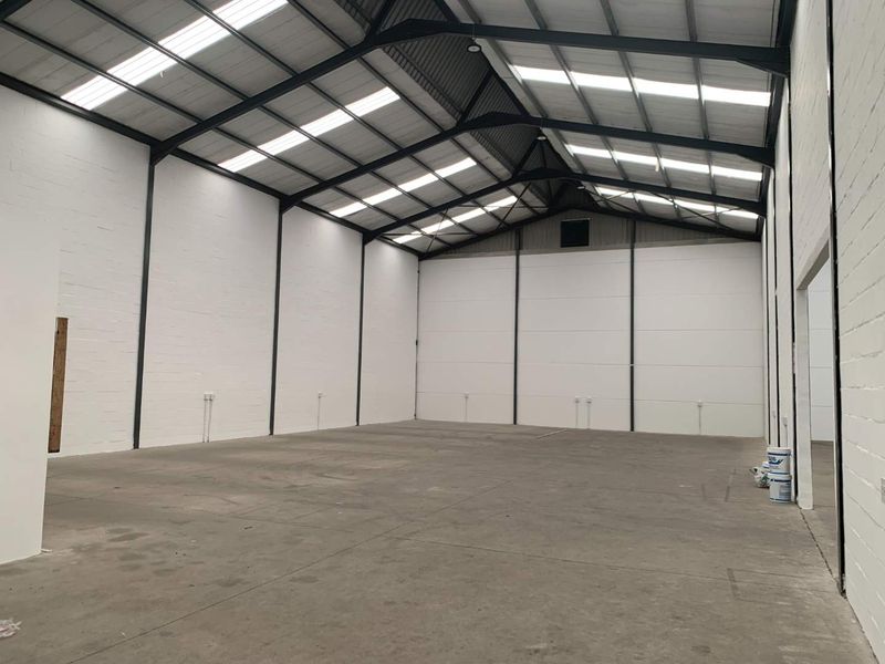 Prime Warehouse Space: Secure Location & Modern Amenities - Photo 4