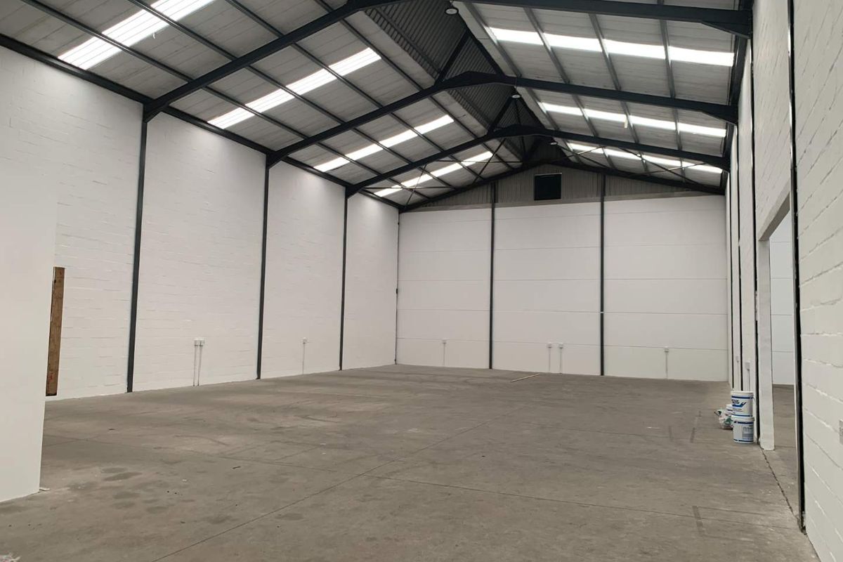 Prime Warehouse Space: Secure Location & Modern Amenities - Photo 4