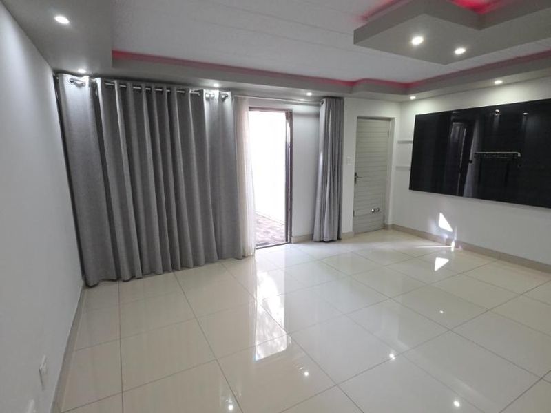 STUPENDOUS NEWLY RENOVATED 1 BED APARTMENT IN PARKTOWN NORTH - Photo 6